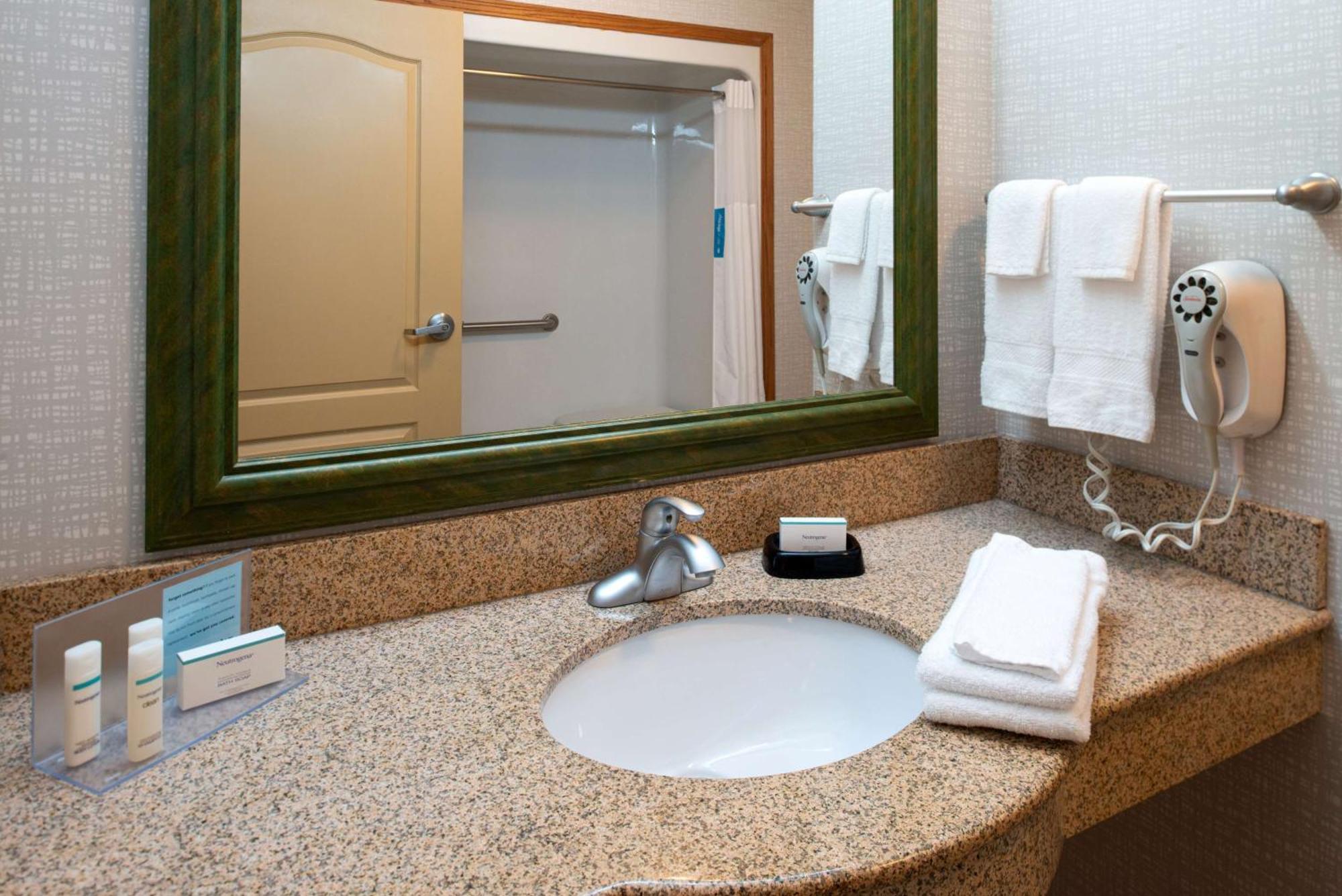 Hampton Inn Kansas City Northeast Exterior photo